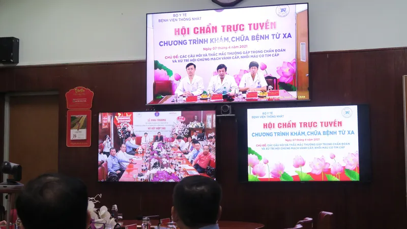 Các đại biểu dự cắt băng lễ khai trương