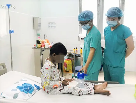 Các bác sĩ đang ghép thận cho bệnh nhi