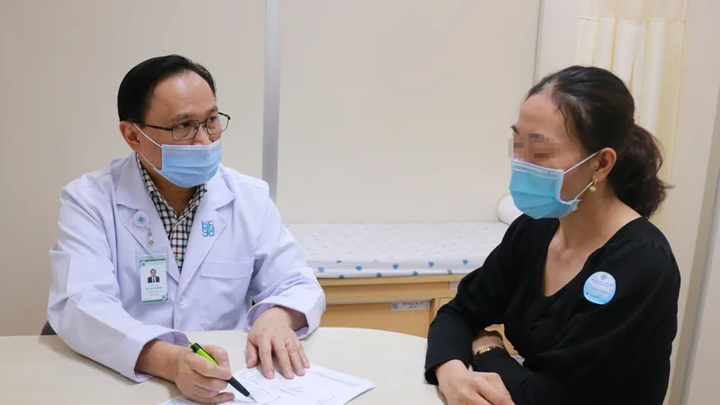 PGS TS Bùi Hữu Hoàng tư vấn điều trị H.P cho người bệnh