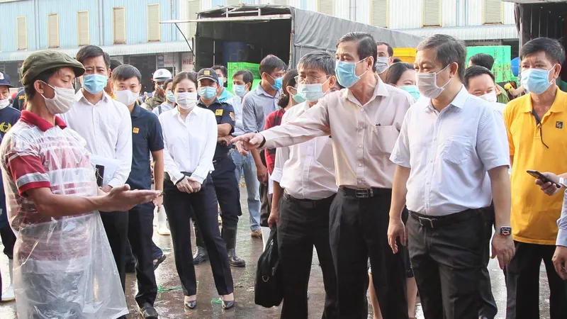 Phó Chủ tịch UBND TPHCM kiểm tra cong tác phòng chống dịch tại chợ đầu mối Bình Điền Ảnh: HOÀNG HÙNG