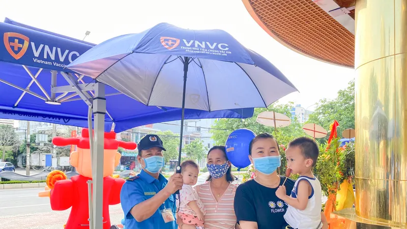 Phụ huynh đưa trẻ đến tiêm chủng tại VNVC Đồng Hới (Quảng Bình) 
