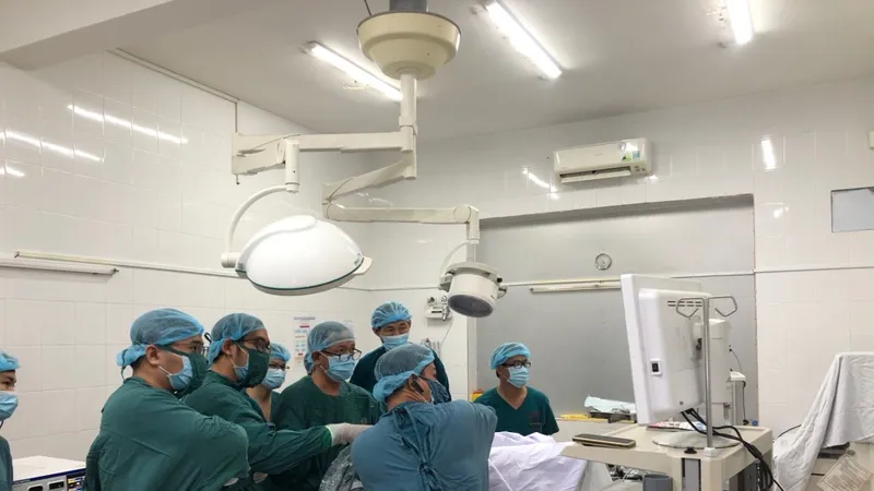 Ekip phẫu thuật đang tiến hành khâu vết thương tim cho bệnh nhân