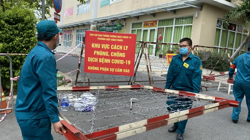 Phong tỏa chung cư Sunview Town, trưa 18-5. Ảnh: CAO THĂNG