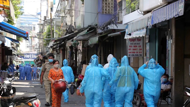 Nhân viên y tế thực hiện nhiệm vụ tại hẻm 287 Nguyễn Đình Chiểu, quận 3, nơi đang phong tỏa. Ảnh: DŨNG PHƯƠNG