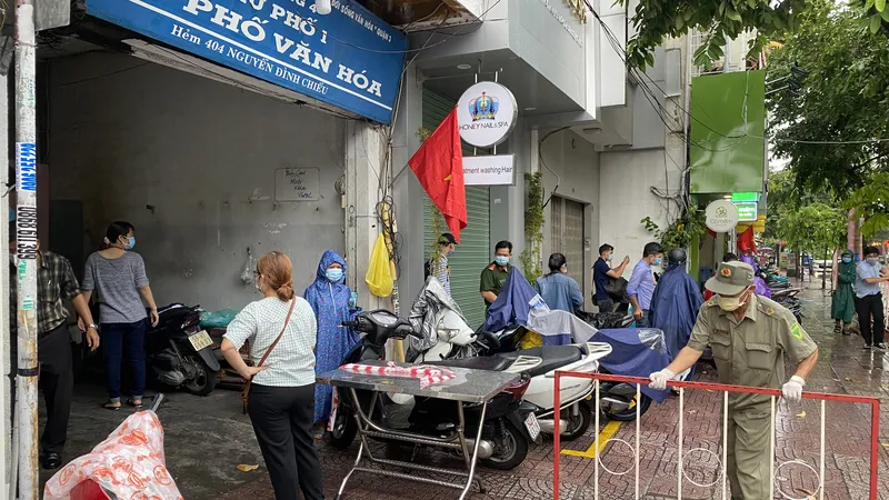 Phong tỏa hẻm 404 Nguyễn Đình Chiểu, quận 3 do liên quan đến một bệnh nhân Covid-19. Ảnh: CAO THĂNG