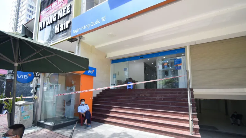 TPHCM ghi nhận thêm 2 trường hợp nghi nhiễm SARS-CoV-2, phong tỏa 2 ngân hàng
