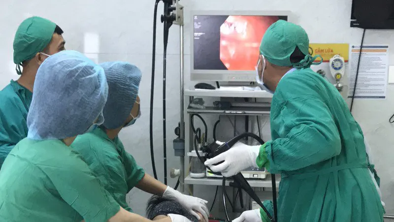 Bắt chước ảo thuật gia nuốt đồng xu, bé trai 8 tuổi suýt nghẹt thở