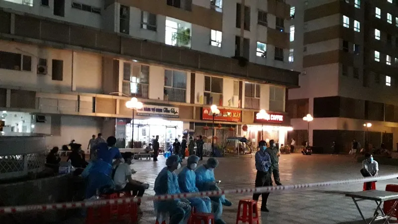 Nhân viên y tế lấy mẫu xét nghiệm cho cư dân tại chung cư Hưng Ngân