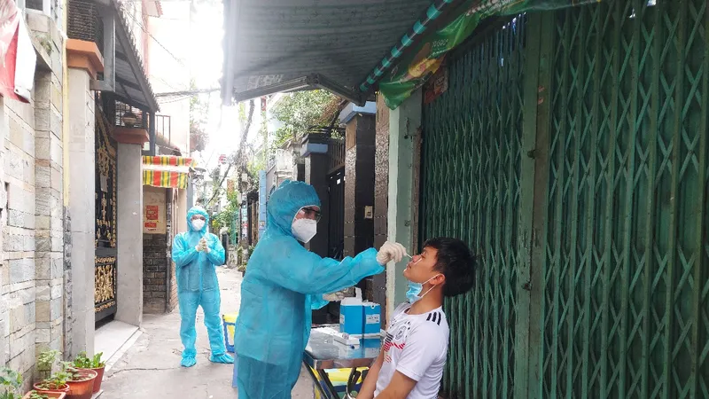 Lấy mẫu xét nghiệm cho người dân trên địa bàn 
