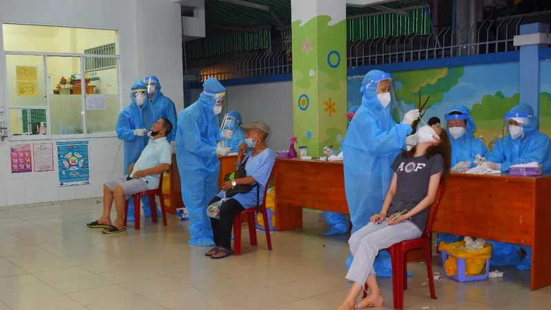 Lấy mẫu xét nghiệm cho người dân liên quan đến ca mắc Covid-19