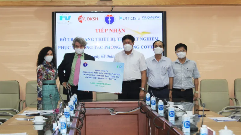 Thứ trưởng Bộ Y tế Đỗ Xuân Tuyên nhận bảng tượng trưng từ Bệnh viện FV