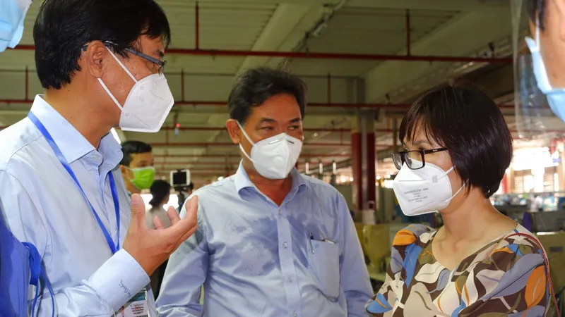 Lãnh đạo HCDC đã đến Công ty Pouyuen Việt Nam hướng dẫn xử lý khi có ca nghi mắc Covid-19