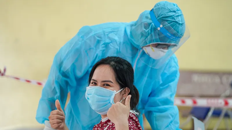 Nhân viên y tế lấy mẫu xét nghiệm cho công nhân Công ty Pouyuen Việt Nam
