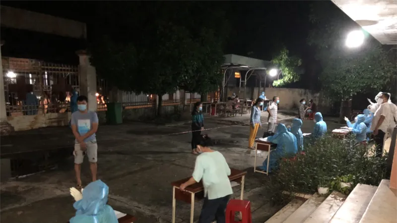 Nhân viên y tế lấy mẫu xét nghiệm cho người dân huyện Củ Chi