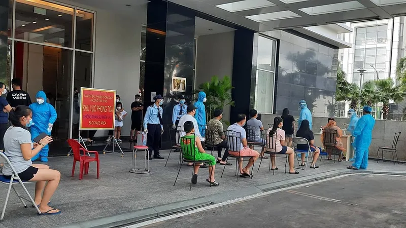 Nhân viên y tế lấy mẫu xét nghiệm cho người dân