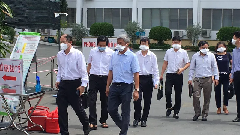  Thứ trưởng Bộ Y tế Nguyễn Trường Sơn đến Bệnh viện Bệnh Nhiệt đới TPHCM chỉ đạo công tác phòng chống dịch, sáng 13-6-2021