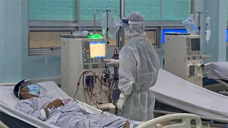 Bệnh nhân mắc Covid-19 đang được chạy thận ngay tại Bệnh viện dã chiến điều trị bệnh nhân Covid-19 Củ Chi