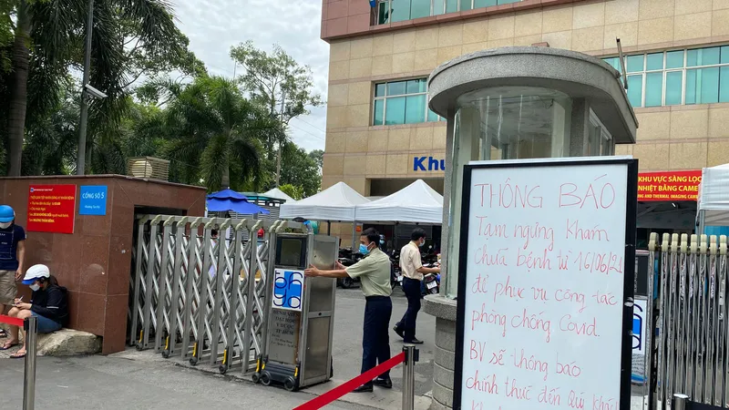 Bệnh viện Đại học Y dược TPHCM đã ngưng tiếp nhận bệnh nhân và phong tỏa Khoa nội thần kinh từ sáng 16-6. Ảnh: CAO THĂNG