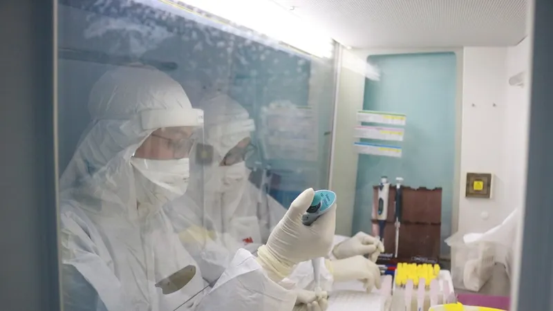 Nhân viên y tế thực hiện xét nghiệm RT-PCR nhân viên y tế, người bệnh, người nhà người bệnh tại bệnh viện