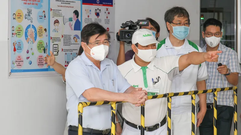 Chủ tịch UBND TPHCM Nguyễn Thành Phong kiểm tra công tác tiêm chủng vaccine Covid-19. Ảnh: HOÀNG HÙNG