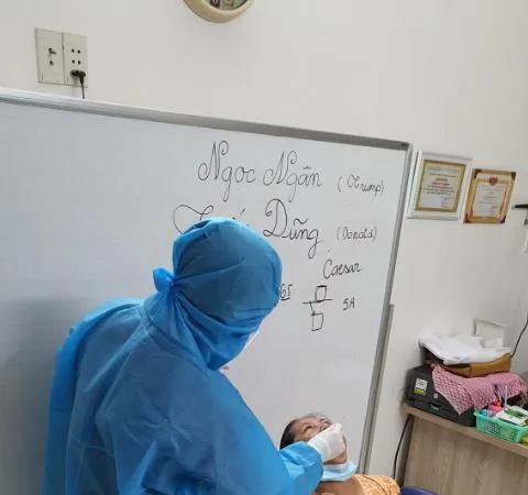 Nhân viên y tế lấy mẫu xét nghiệm cho người dân