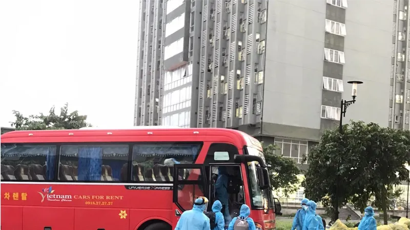 Sử dụng xe khách đáp ứng đủ các điều kiện bắt buộc về phòng chống dịch để vận chuyển người bệnh COVID-19 không có triệu chứng hoặc triệu chứng nhẹ đến BV dã chiến thu dung điều trị Covid-19