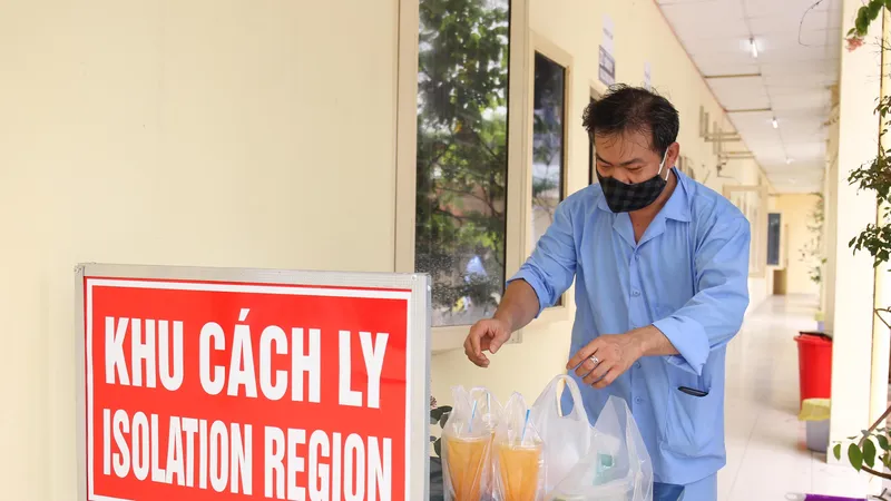Người dân đang thực hiện cách ly tại khu cách ly tập trung quận 3. Ảnh: HOÀNG HÙNG