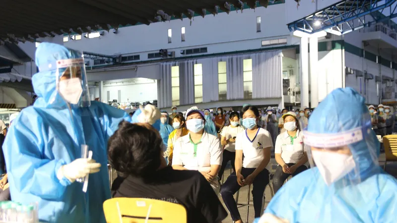 Nhân viên y tế lấy mẫu xét nghiệm cho công nhân một công ty ở Khu Công nghệ cao TPHCM