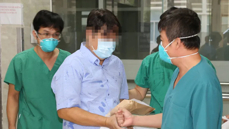 Chiến sĩ P.C.Đ. cảm ơn ekip bác sĩ Bệnh viện Chợ Rẫy TPHCM