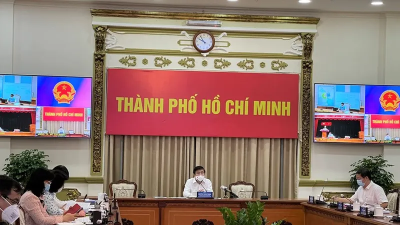Chủ tịch UBND TPHCM Nguyễn Thành Phong phát biểu tại cuộc họp ​