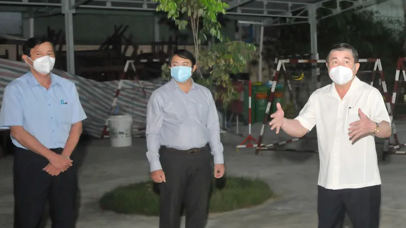  Chủ tịch UBND TP Nguyễn Thành Phong kiểm tra một cơ sở cách ly trên địa bàn quận Gò Vấp. Ảnh: CAO THĂNG