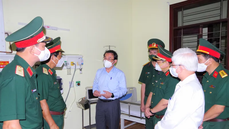 Bí thư Thành ủy TPHCM Nguyễn Văn Nên kiểm tra Trung tâm Điều trị bệnh nhân Covid-19 mức độ nặng và vừa tại Bệnh viện Quân y 175. Ảnh: VĂN CHÍNH