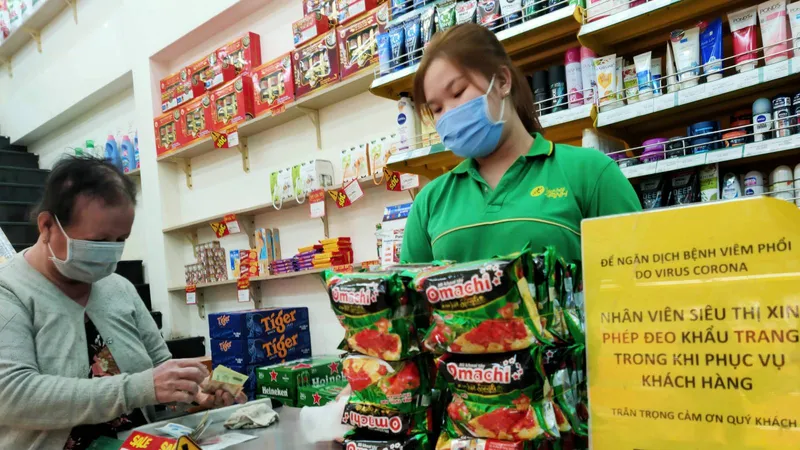 Người dân mua lương thực tại một cửa hàng tiện lợi. Ảnh: HOÀNG HÙNG