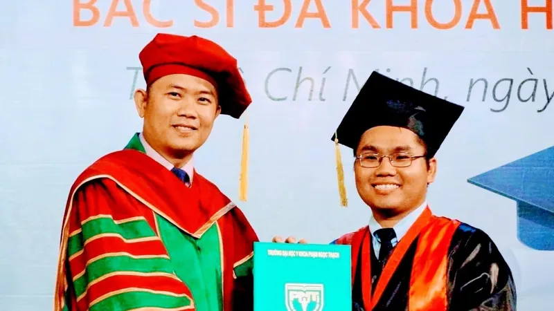PGS-TS Nguyễn Thanh Hiệp trao bằng tốt nghiệp cho sinh viên