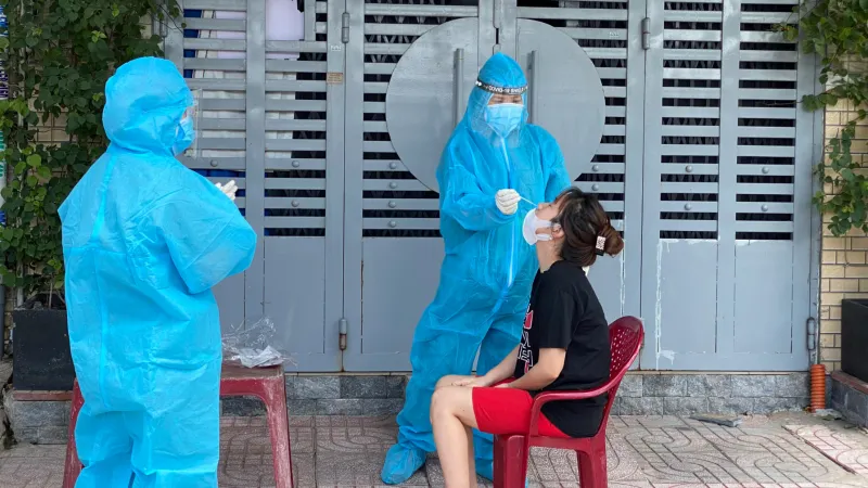 Tầm soát Covid-19 tại nhà người dân phường 6, quận 8 sáng 20-7. Ảnh: CAO THĂNG