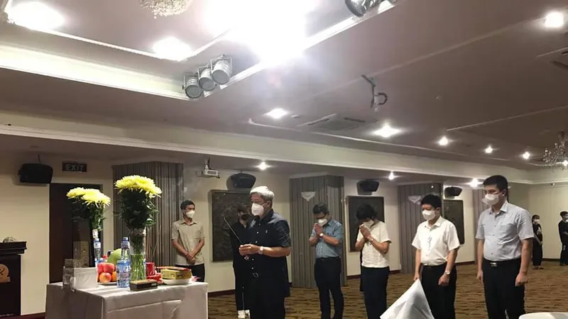 Thứ trưởng Bộ Y tế Nguyễn Trường Sơn chia buồn cùng em Dương Thị Anh và gia đình ẢNH: BỘ Y TẾ