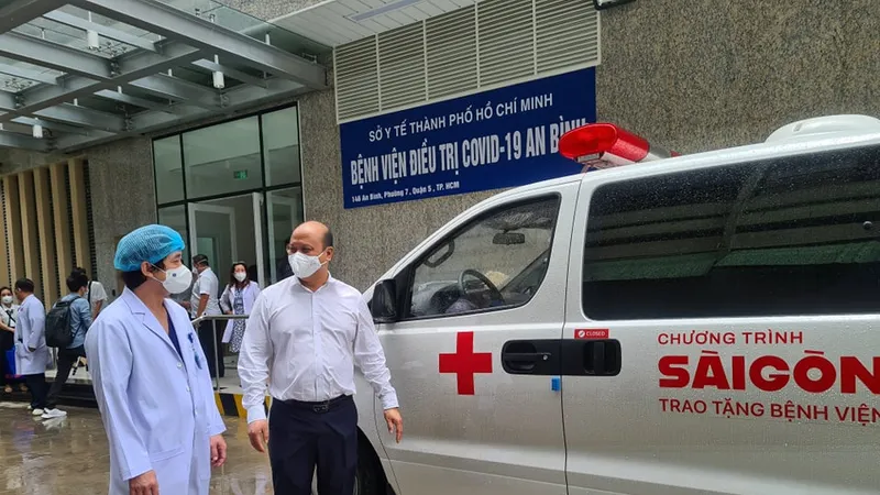 Bác sĩ Hồ Hải Trường Giang, Giám đốc Bệnh viện An Bình nhận xe cấp cứu từ nhà tài trợ trao tặng