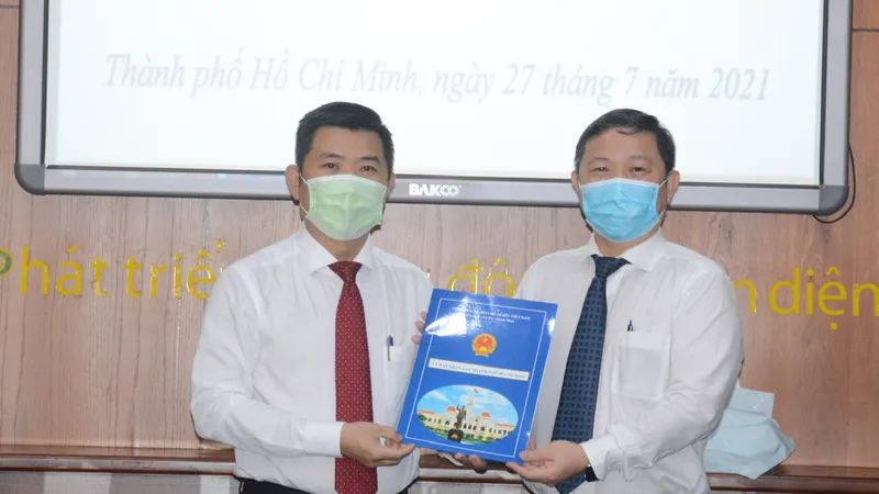 Phó Chủ tịch UBND TPHCM Dương Anh Đức trao Quyết định công nhận Hiệu trưởng Trường Đại học Y khoa Phạm Ngọc Thạch