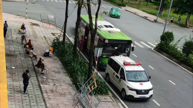 Bệnh nhân kết thúc thời gian điều trị chuẩn bị lên xe về nhà