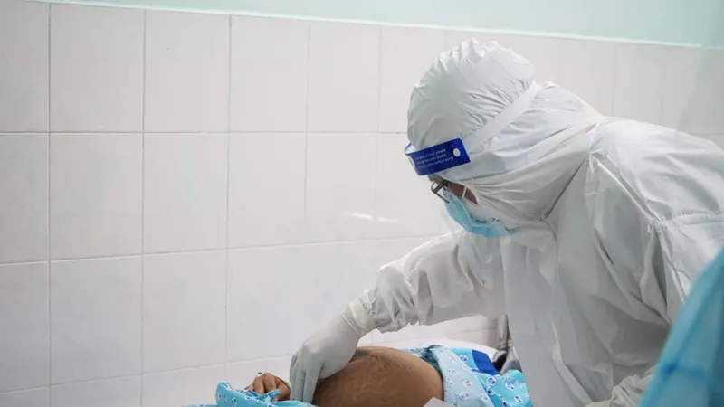 Bác sĩ Bệnh viện Hùng Vương đang thăm khám cho thai phụ