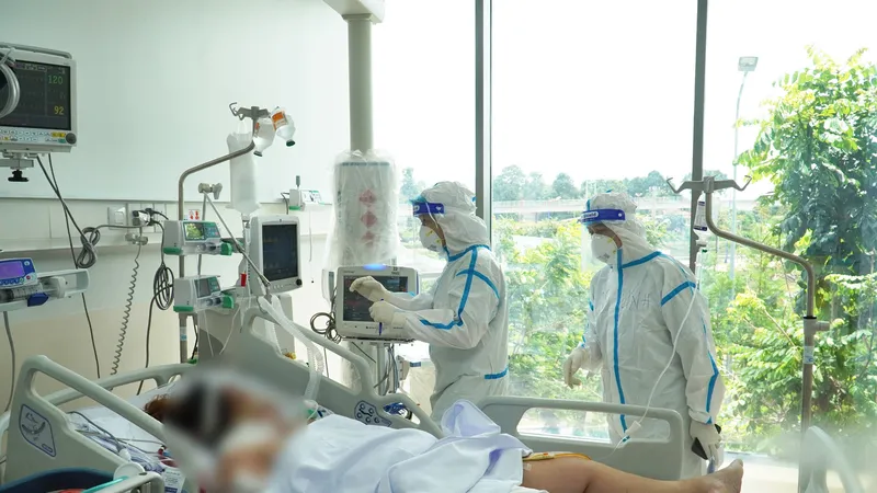 Nhân viên y tế đang chăm sóc và điều trị cho bệnh nhân tại Bệnh viện Hồi sức Covid-19