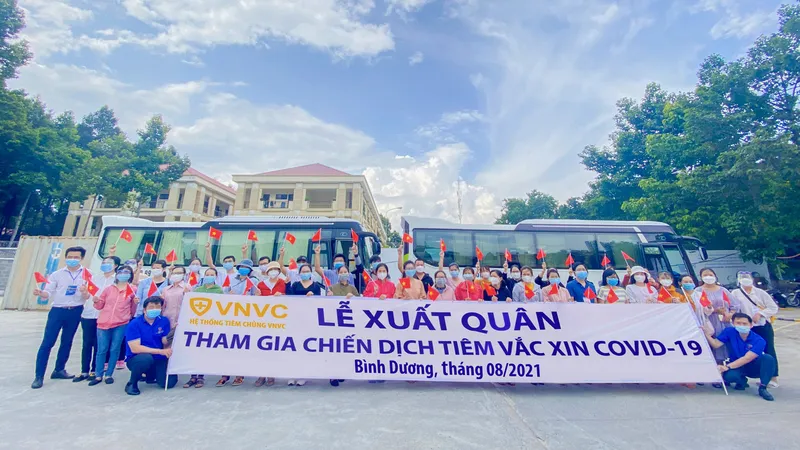 Lễ xuất quân của đội ngũ nhân viên y tế lên đường thực hiện chiến dịch tiêm chủng tại Bình Dương