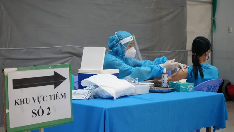 Nhân viên y tế tiêm vaccine Covid-19 cho người dân