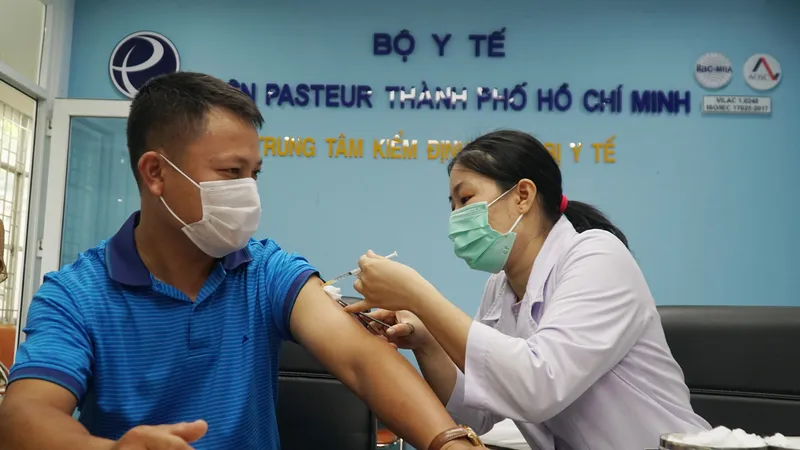 Nhân viên y tế chuẩn bị tiêm vaccine cho người dân