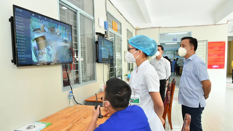 Theo dõi, điều trị bệnh nhân tại Bệnh viện dã chiến điều trị bệnh nhân Covid-19 tại quận Phú Nhuận. Ảnh: VIỆT DŨNG