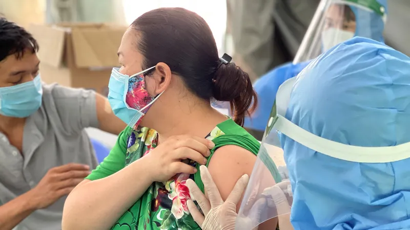 Nhân viên y tế tiêm vaccine cho người dân. Ảnh: HOÀNG HÙNG