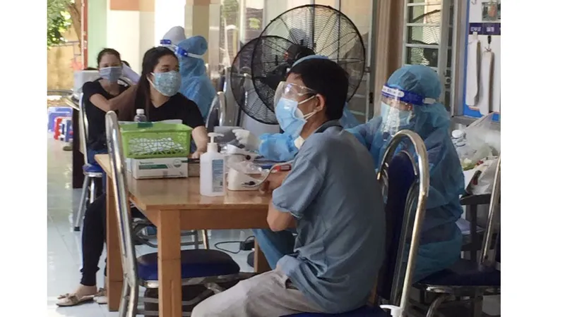 TPHCM: Gần 93.000 người được tiêm vaccine trong ngày, trao nhiều “túi thuốc cùng F0 chiến thắng Covid-19“