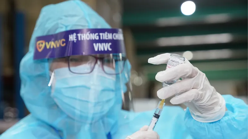 Nhân viên y tế tiêm vaccine Covid-19 cho người dân