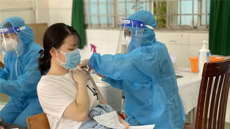 Người dân tiêm vaccine Vero Cell trên địa bàn quận Tân Phú vào sáng 14-8