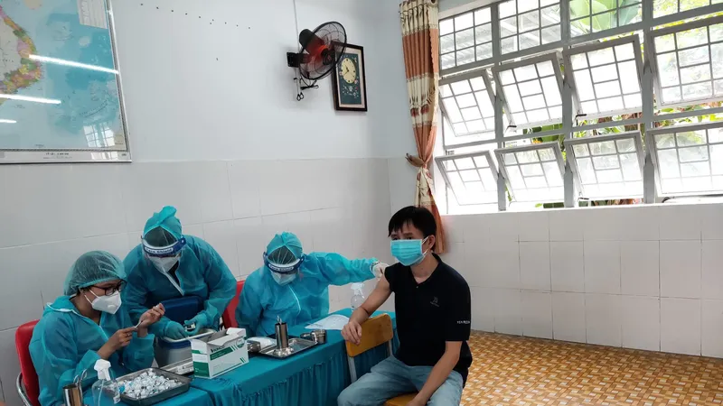 Nhân viên y tế tiêm vaccine cho người dân